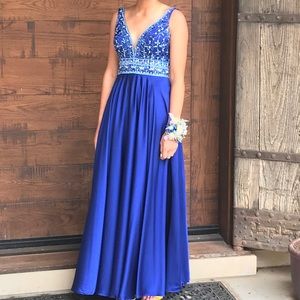 Size 6… Alternated to around Size 4. Blue dress with patterned top and pockets!